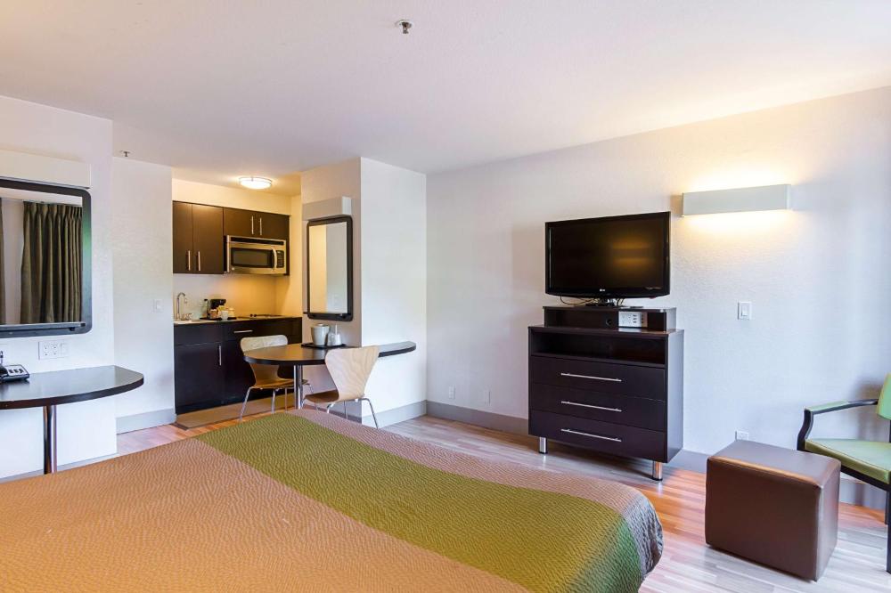 Queen Room - Non-Smoking interior